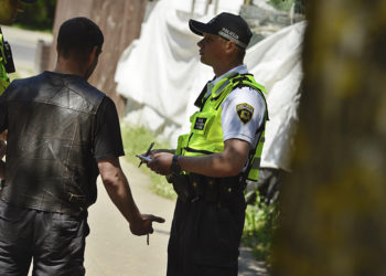 Policisti nakts vidū tiek iesaistīti greizsirdības scēnā