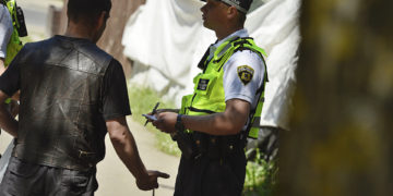 Policisti nakts vidū tiek iesaistīti greizsirdības scēnā