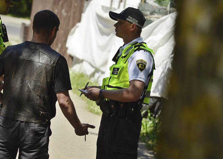 Policisti nakts vidū tiek iesaistīti greizsirdības scēnā Policisti nakts vidū tiek iesaistīti greizsirdības scēnā