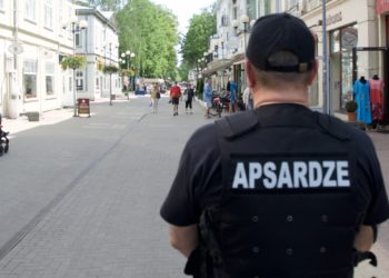 Par darba samaksas noteikumu pārkāpšanu apsardzes uzņēmumos aizturētas divas Valsts policijas amatpersonas