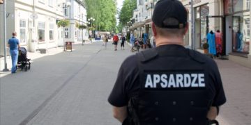 Par darba samaksas noteikumu pārkāpšanu apsardzes uzņēmumos aizturētas divas Valsts policijas amatpersonas Par darba samaksas noteikumu pārkāpšanu apsardzes uzņēmumos aizturētas divas Valsts policijas amatpersonas
