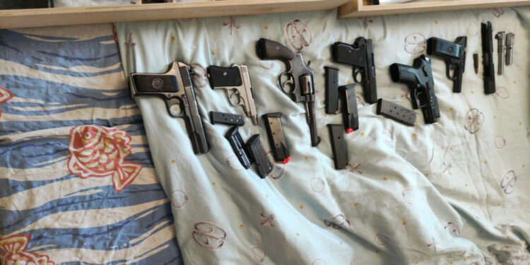 Valsts policija konfiscē plašu nelikumīgi uzglabātu ieroču un sprādzienbīstamu priekšmetu arsenālu