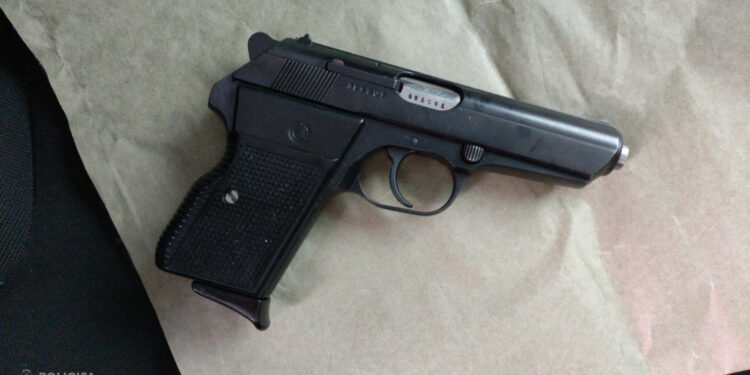 Valsts policija konfiscē plašu nelikumīgi uzglabātu ieroču un sprādzienbīstamu priekšmetu arsenālu