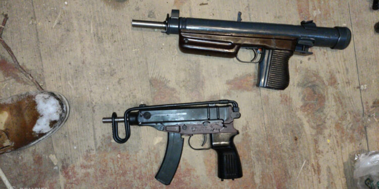 Valsts policija konfiscē plašu nelikumīgi uzglabātu ieroču un sprādzienbīstamu priekšmetu arsenālu