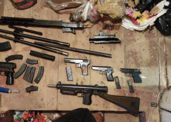 FOTO: Valsts policija konfiscē plašu nelikumīgi uzglabātu ieroču un sprādzienbīstamu priekšmetu arsenālu