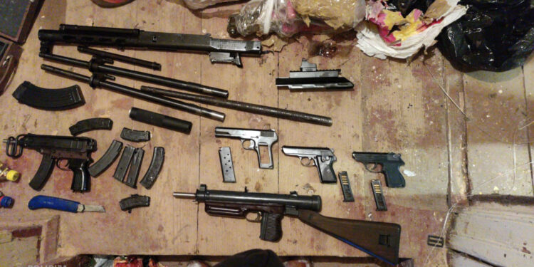 Valsts policija konfiscē plašu nelikumīgi uzglabātu ieroču un sprādzienbīstamu priekšmetu arsenālu