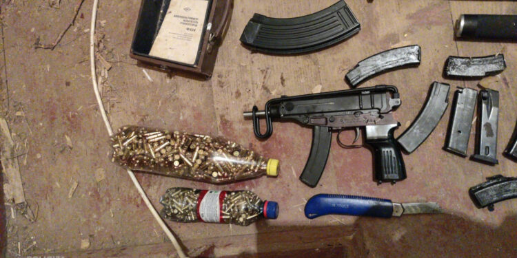 Valsts policija konfiscē plašu nelikumīgi uzglabātu ieroču un sprādzienbīstamu priekšmetu arsenālu