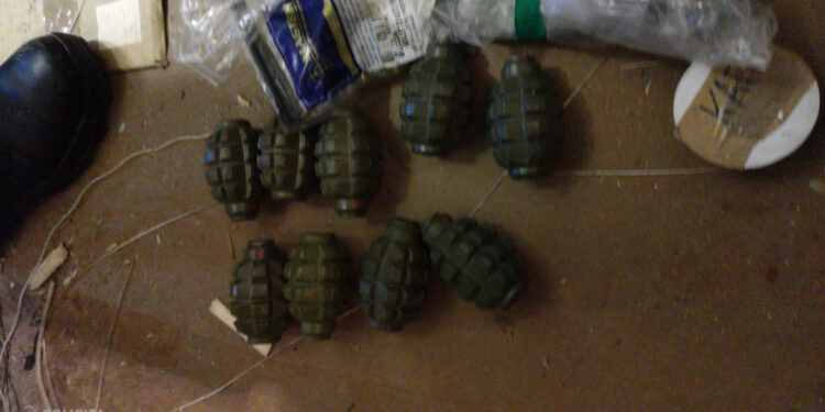 Valsts policija konfiscē plašu nelikumīgi uzglabātu ieroču un sprādzienbīstamu priekšmetu arsenālu