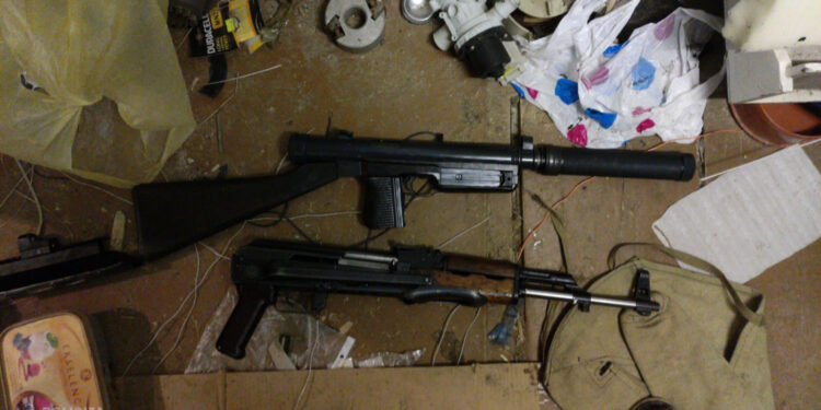 Valsts policija konfiscē plašu nelikumīgi uzglabātu ieroču un sprādzienbīstamu priekšmetu arsenālu