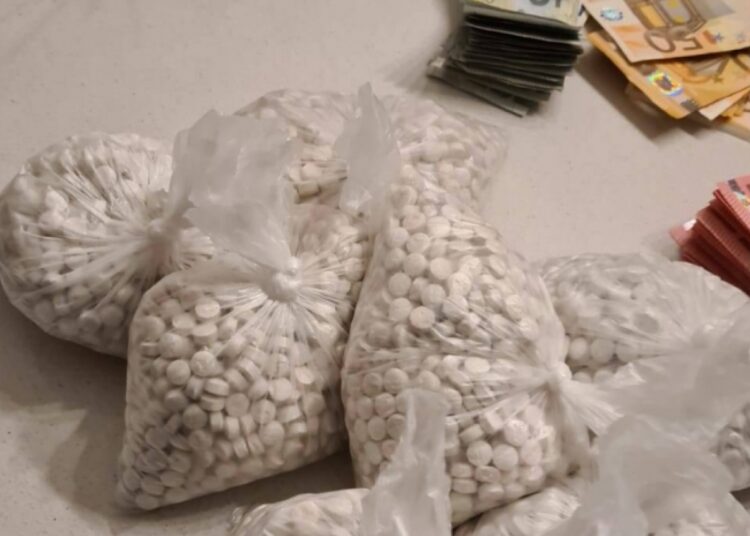 Policija aiztur vīrieti par narkotisko vielu apriti. Uzsākts kriminālprocess