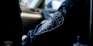 Atriebības vadīts veikala apmeklētājs sadur apsargu Atriebības vadīts veikala apmeklētājs sadur apsargu