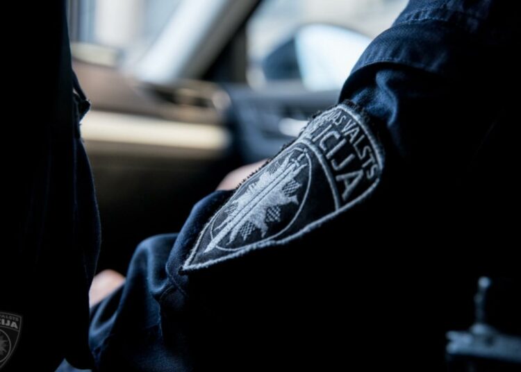 Liepājā agresīvs vīrietis uzbrūk veikala apsargam un atsakās lietot sejas masku. VP rosina trīs administratīvos pārkāpumu procesus Liepājā agresīvs vīrietis uzbrūk veikala apsargam un atsakās lietot sejas masku. VP rosina trīs administratīvos pārkāpumu procesus