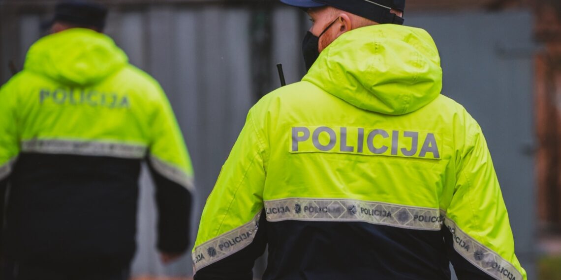 OFICIĀLI: Vakar Stopiņu novadā pie lielveikala notikusi laupīšana; Valsts policija lūdz dalīties ar videoreģistratoru ierakstiem OFICIĀLI: Vakar Stopiņu novadā pie lielveikala notikusi laupīšana; Valsts policija lūdz dalīties ar videoreģistratoru ierakstiem