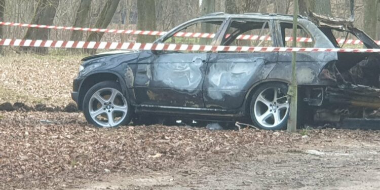 Foto: Purvciema slepkavu auto atrasts Mežaparkā sadedzināts