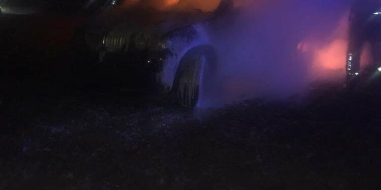 Foto: Purvciema slepkavu auto atrasts Mežaparkā sadedzināts