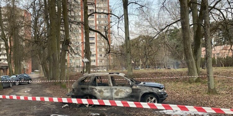 Foto: Purvciema slepkavu auto atrasts Mežaparkā sadedzināts