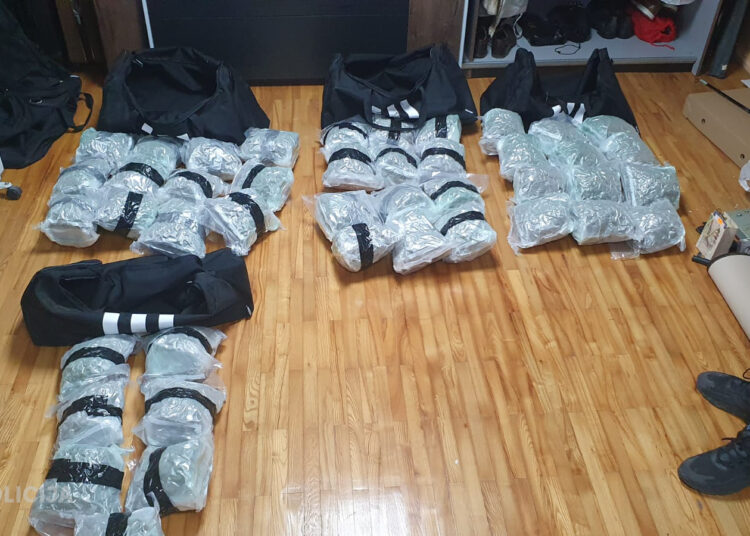 Valsts policija aiztur starptautisku grupējumu, pie kura atrod aptuveni 28 kilogramus marihuānas