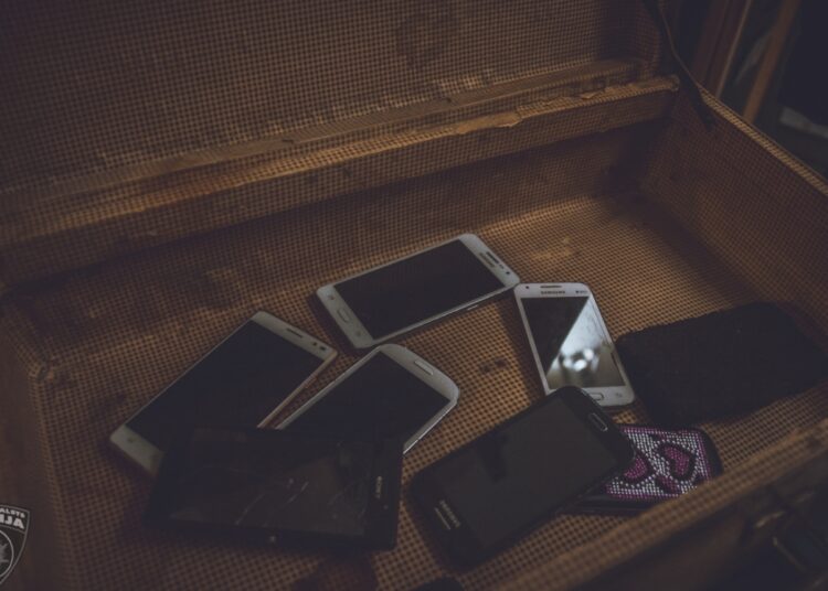 Neuzķeries! Krāpnieki, uzdodoties par policijas darbiniekiem, no iedzīvotājiem izkrāpuši ievērojamas naudas summas Neuzķeries! Krāpnieki, uzdodoties par policijas darbiniekiem, no iedzīvotājiem izkrāpuši ievērojamas naudas summas