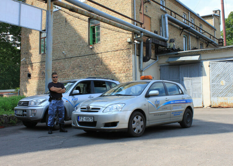 Rīgas apsardzes sabiedrība ilgstoši nemaksā algas darbiniekiem; nodokļu parāds pārsniedz miljonu eiro Rīgas apsardzes sabiedrība ilgstoši nemaksā algas darbiniekiem; nodokļu parāds pārsniedz miljonu eiro