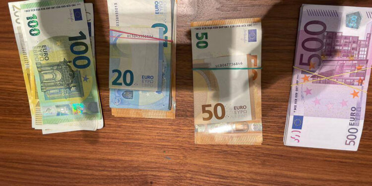 Par narkotisko vielu realizāciju lielos apmēros Valsts policija aiztur divus vīriešus, pie kuriem atrod 20 kilogramus marihuānas