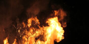 Valsts policija Rīgā identificē un aiztur ļaunprātīgus dedzinātājus Valsts policija Rīgā identificē un aiztur ļaunprātīgus dedzinātājus