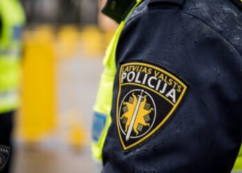 Valsts policija aiztur vīrieti par sērijveida laupīšanām Rīgas veikalos