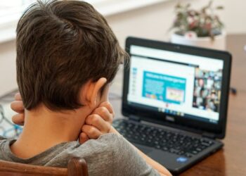 Bērnu drošība internetā: kā rīkoties vecākiem?