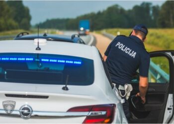 Iekšējās drošības birojs aizdomās par kukuļa piedāvājuma pieņemšanu aizturējis Valsts policijas amatpersonu Iekšējās drošības birojs aizdomās par kukuļa piedāvājuma pieņemšanu aizturējis Valsts policijas amatpersonu