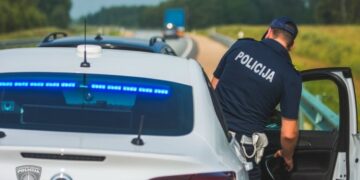 Iekšējās drošības birojs aizdomās par kukuļa piedāvājuma pieņemšanu aizturējis Valsts policijas amatpersonu