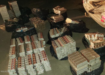 Valsts policija aiztur divas personas, pie kurām atrod  232 120 nelegālo cigarešu