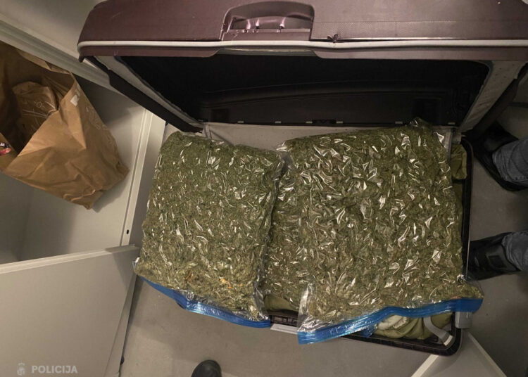 Likumsargi atsavina 10 000 eiro, trīs automašīnas un teju 11 kilogramus marihuānas