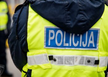 VIDEO: Likumsargi nelūgti ierodas nelegālā reiva ballītē, atsavina narkotikas un aiztur 11 personas