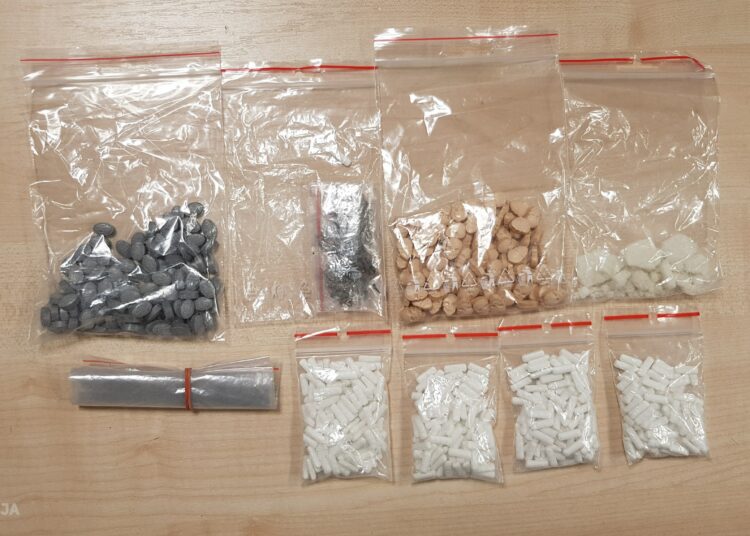 Likumsargi atsavina 4 kilogramus narkotisko un psihotropo vielu Likumsargi atsavina 4 kilogramus narkotisko un psihotropo vielu