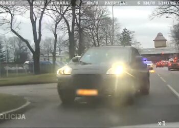VIDEO: Bravūrīga bēgšana un pakaļdzīšanās Rīgā. Porsche bez numurzīmes un vadītājs tiek pie 9 procesiem. VIDEO: Bravūrīga bēgšana un pakaļdzīšanās Rīgā. Porsche bez numurzīmes un vadītājs tiek pie 9 procesiem.