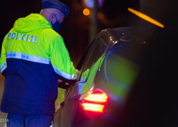 Pēdējās mājsēdes dienās bēg no policistiem un pulcējas pasākumā; likumsargi turpinās ierobežojumu kontroli