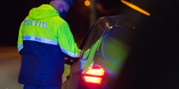 Pēdējās mājsēdes dienās bēg no policistiem un pulcējas pasākumā; likumsargi turpinās ierobežojumu kontroli Pēdējās mājsēdes dienās bēg no policistiem un pulcējas pasākumā; likumsargi turpinās ierobežojumu kontroli