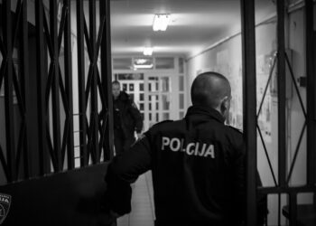 Valsts policija aizdomās par letālu miesas bojājumu nodarīšanu aiztur jaunieti