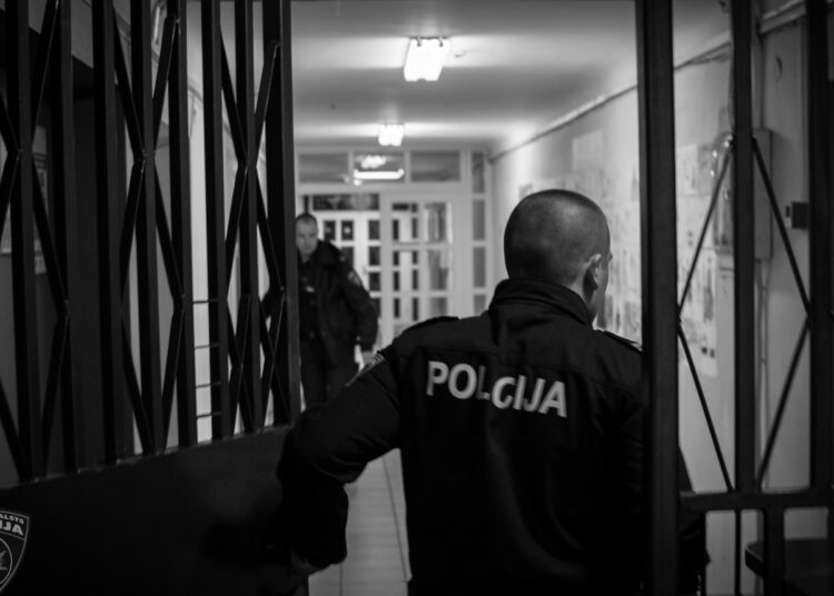 Valsts policija aizdomās par letālu miesas bojājumu nodarīšanu aiztur jaunieti