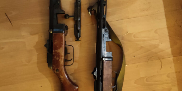 FOTO: Bolderājā meža slēpnī atrod ievērojamu šaujamieroču un sprāgstvielu arsenālu