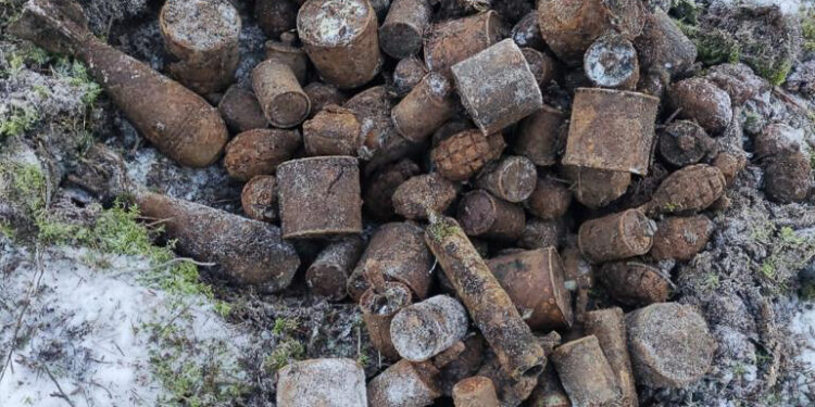 FOTO: Bolderājā meža slēpnī atrod ievērojamu šaujamieroču un sprāgstvielu arsenālu