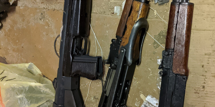 FOTO: Bolderājā meža slēpnī atrod ievērojamu šaujamieroču un sprāgstvielu arsenālu