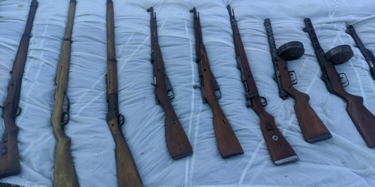 FOTO: Bolderājā meža slēpnī atrod ievērojamu šaujamieroču un sprāgstvielu arsenālu