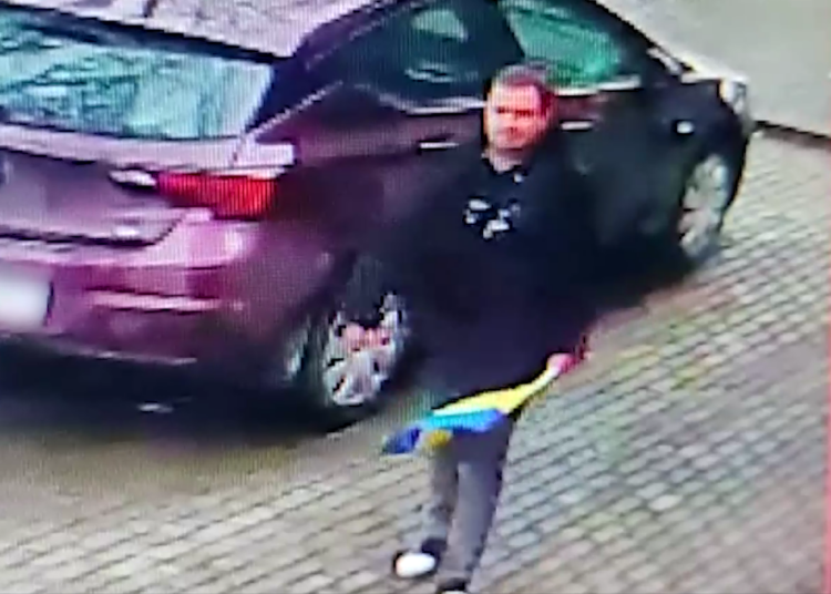 Valsts policija lūdz atpazīt Ukrainas karoga lauzēju Valsts policija lūdz atpazīt Ukrainas karoga lauzēju
