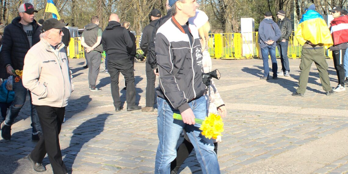 GALERIJA: Kā 9. maijā Krievijas agresijas atbalstītāji apgāja likumu.