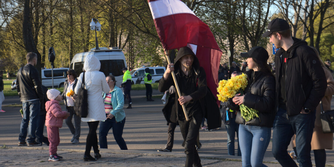 GALERIJA: Kā 9. maijā Krievijas agresijas atbalstītāji apgāja likumu.