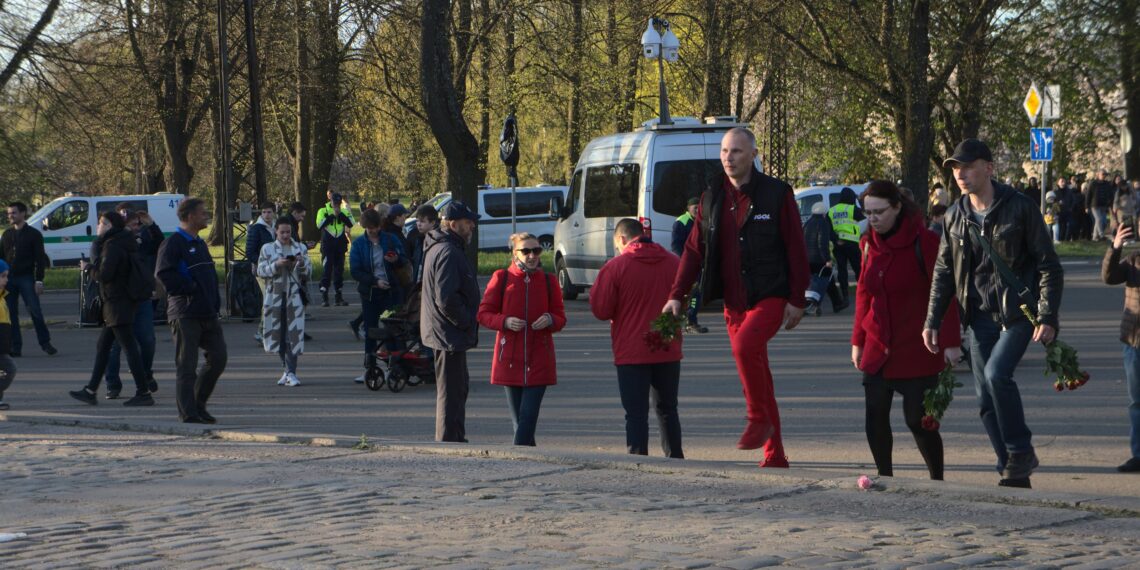 GALERIJA: Kā 9. maijā Krievijas agresijas atbalstītāji apgāja likumu.