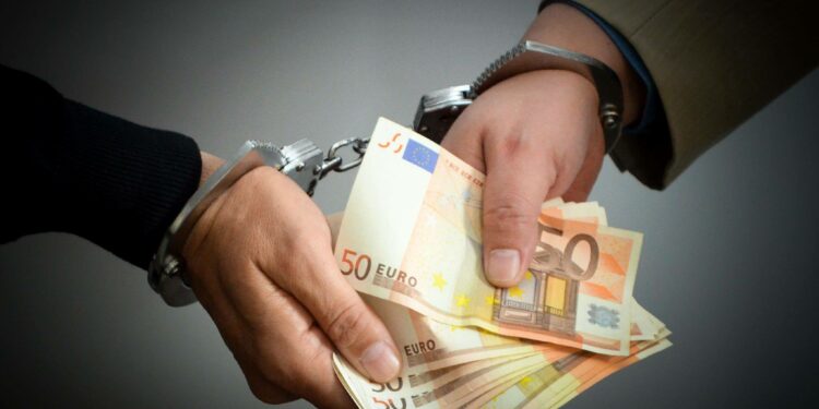 Aizdomās par 1,5 miljonu eiro vērtu IT iepirkumu krāpšanas lietu vakar aizturēta 21 persona