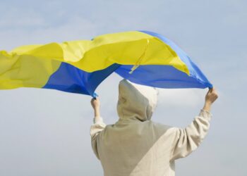 IDB rosina uzsākt kriminālvajāšanu pret policisti, kura pieļāva sava dzīvesbiedra uzbrukumu jaunietim ar Ukrainas karogu IDB rosina uzsākt kriminālvajāšanu pret policisti, kura pieļāva sava dzīvesbiedra uzbrukumu jaunietim ar Ukrainas karogu