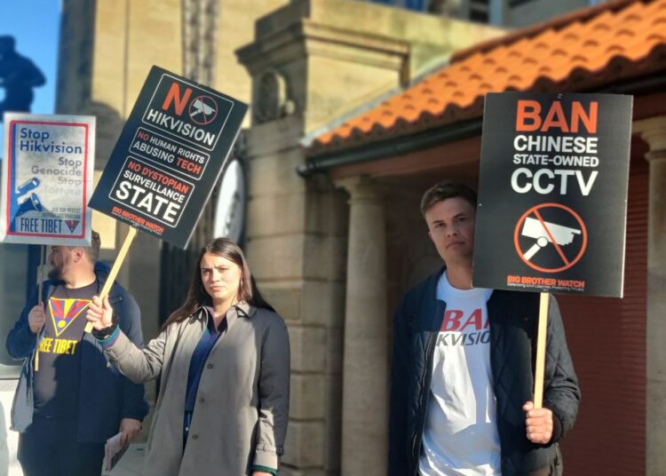 Lielbritānijā pilsētas atsakās no Hikvision kamerām
