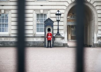 Londonā tiesā Lielbritānijas vēstniecības apsargu, kurš spiegoja Krievijas labā